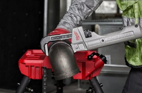 Трубный ключ MilwaukeeCheater 4932478672