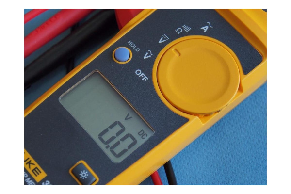 Клещи токоизмерительные FLUKE 303 00000003090 в Екатеринбурге